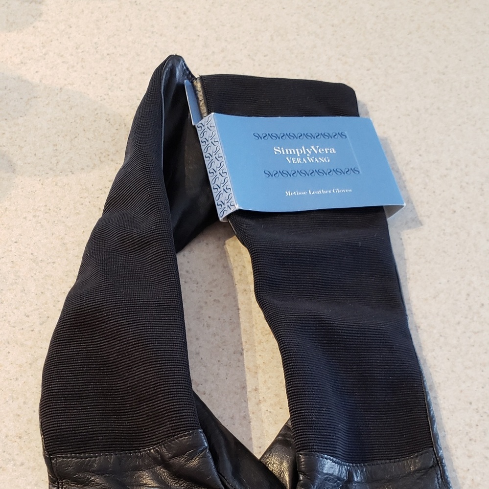 Long leather gloves. VERA WANG
